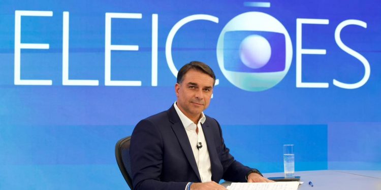 Flávio Bolsonaro fez simulação de bancada e usou a própria esposa como entrevistadora antes de sabatina