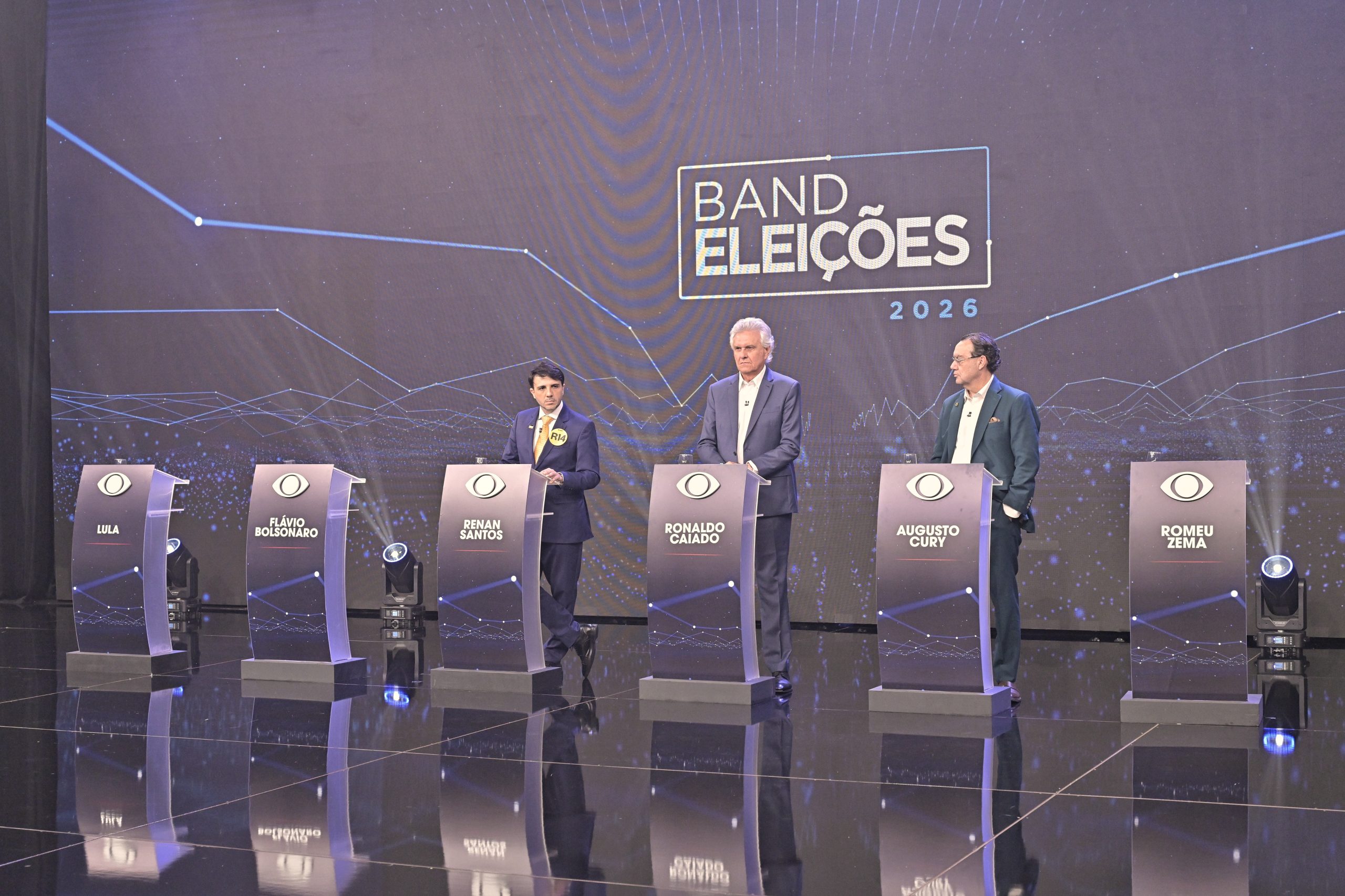 Flávio Bolsonaro justifica ausência em debate e foca ataques em Lula: 'Quero debater com quem está destruindo o Brasil'