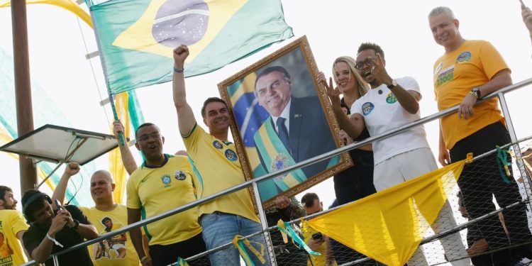 Flávio Bolsonaro participa de barqueata em Angra dos Reis e diz 'apostar' no Nordeste nesta eleição