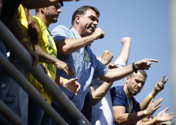 Flávio Bolsonaro promete guerra aos 'narcoterroristas’ em comício com Douglas Ruas em Nova Iguaçu