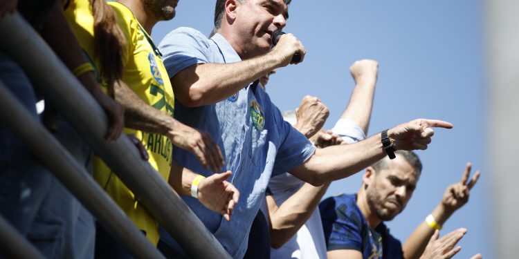Flávio Bolsonaro promete guerra aos 'narcoterroristas’ em comício com Douglas Ruas em Nova Iguaçu