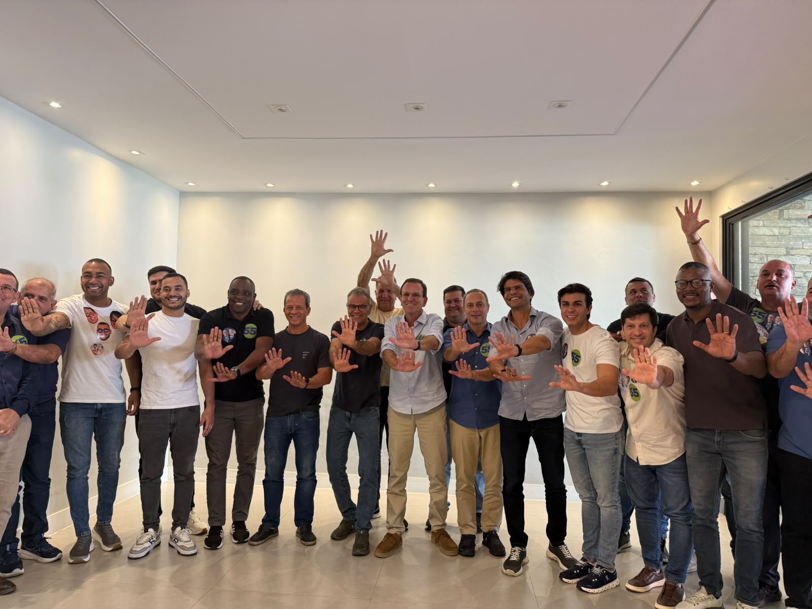 Flávio Bolsonaro vai a Nova Iguaçu com Ruas; no mesmo horário, 18 vereadores fazem ato com Paes