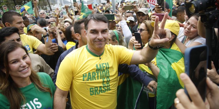 Flávio larga corrida presidencial com ataques a Lula, referências ao pai, menções a soberania e foco na segurança