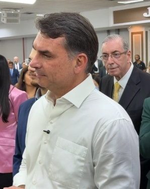 Flávio participa de culto no Dia dos Pais com Eduardo Cunha e se emociona ao falar de Bolsonaro