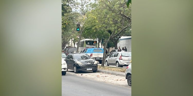Fonoaudióloga baleada em ônibus, em Vicente de Carvalho, passou por quatro horas de cirurgia e foi levada para CTI