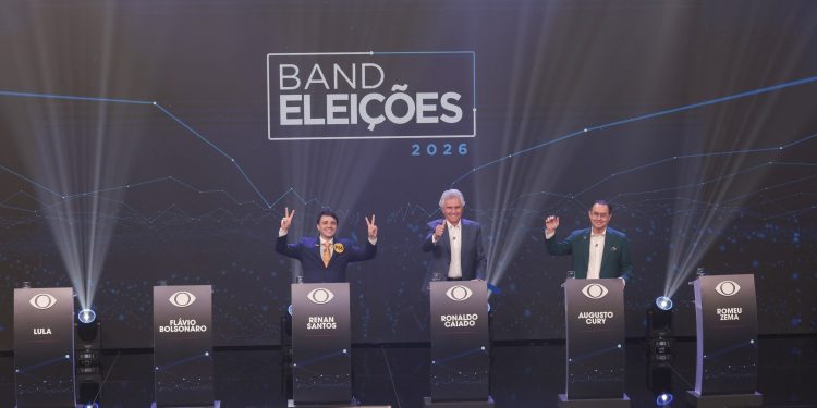 Fraldas, ameaça de desistência, protesto e cochilos na plateia: os bastidores do debate presidencial da Band