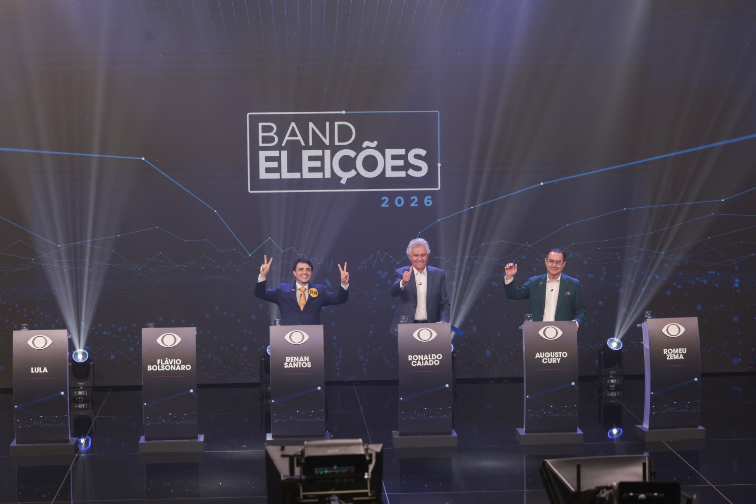 Fraldas, ameaça de desistência, protesto e cochilos na plateia: os bastidores do debate presidencial da Band