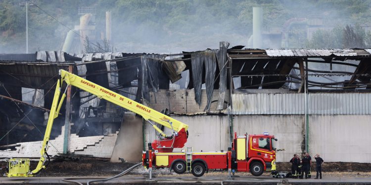 França confina 30 mil pessoas devido a uma fumaça tóxica após incêndio em depósito de resíduos industriais
