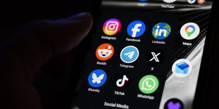 França rejeita proibição de redes sociais para menores de 15 anos ao considerar restrições 'uma violação desproporcional'