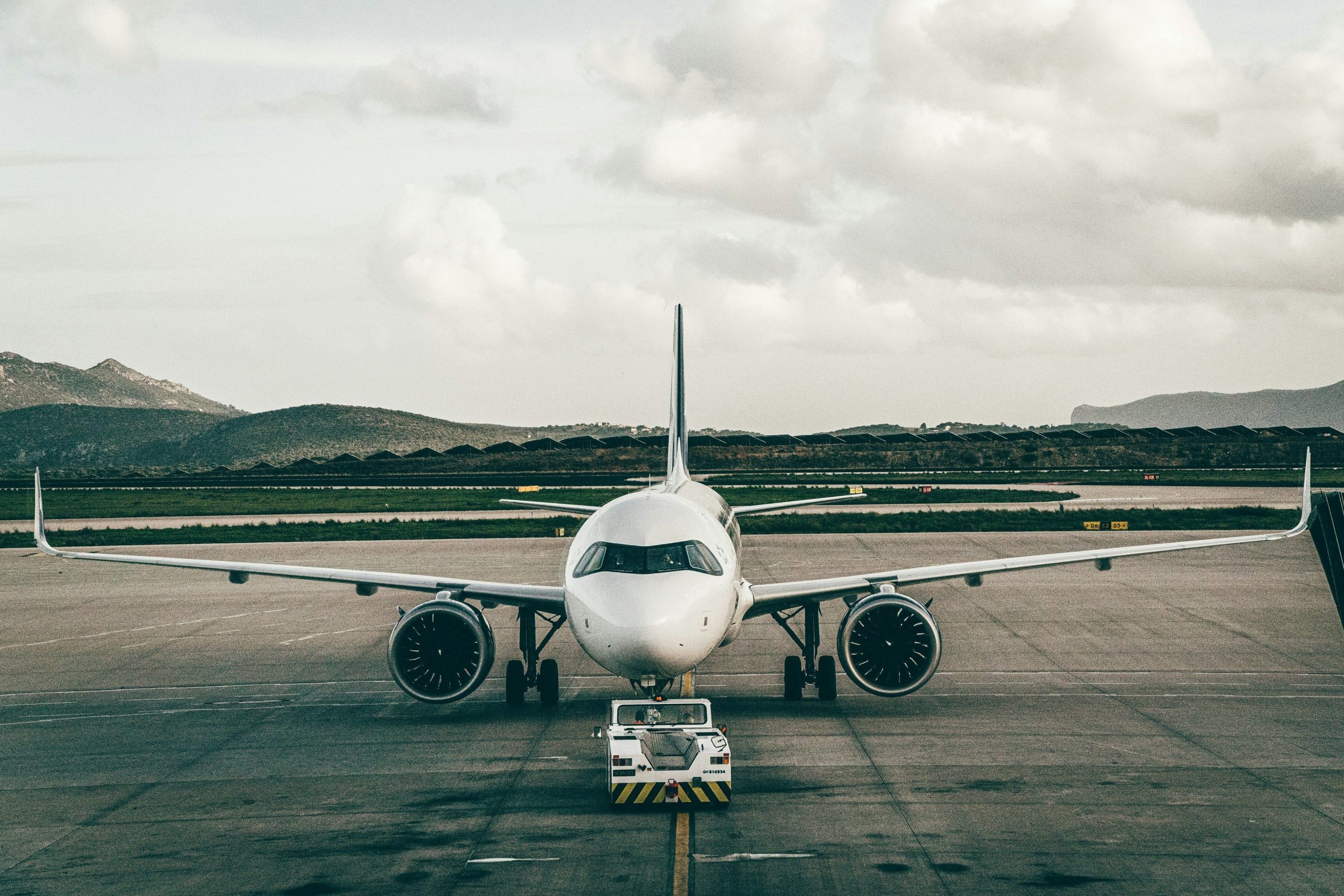 Funcionário de aeroporto morre após ser atingido por avião durante manobra no Canadá