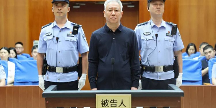 Fundador da gigante imobiliária Evergrande é condenado à prisão perpétua na China por fraude financeira