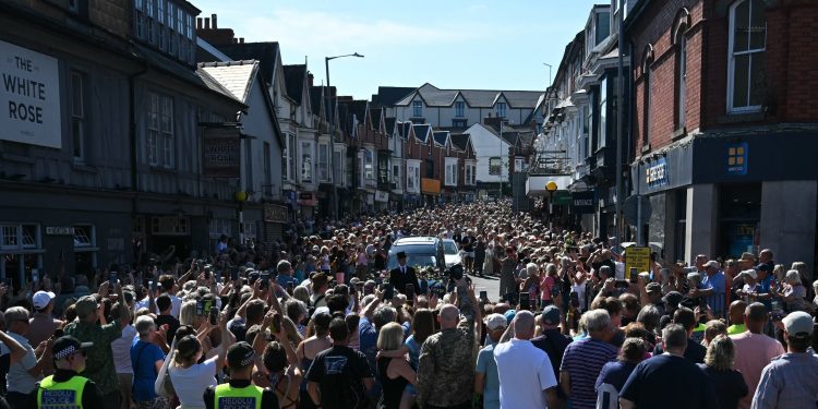Funeral de Bonnie Tyler: Milhares de fãs da cantora acompanham trajeto de seu caixão no País de Gales