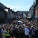 Funeral de Bonnie Tyler: Milhares de fãs da cantora acompanham trajeto de seu caixão no País de Gales