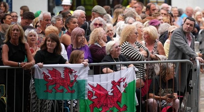 Funeral de Bonnie Tyler: fãs vão às ruas para se despedir de Bonnie Tyler em funeral no País de Gales