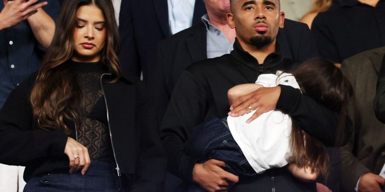 Gabriel Jesus acompanha vitória do Barcelona no Camp Nou e é elogiado por técnico: 'Atacante top'