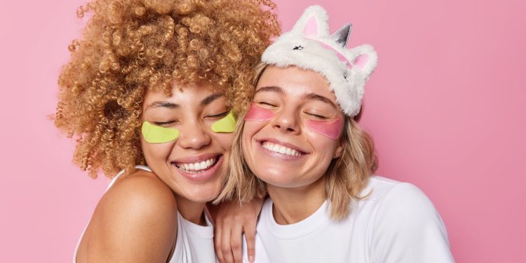 Geração Z e skincare: por que os cuidados com a pele começam cada vez mais cedo