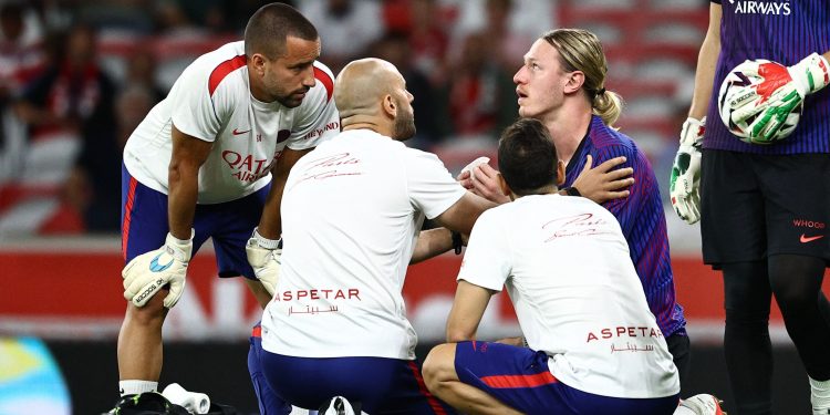 Goleiro Safonov sofre choque bizarro durante aquecimento em jogo do PSG no Francês; veja vídeo