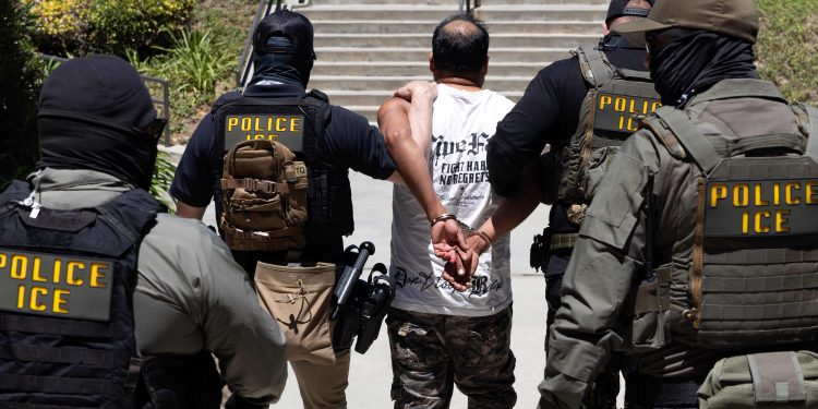 Governo Trump planeja gastar até R$ 103 milhões para dar aos agentes do ICE luvas capazes de aplicar choques elétricos