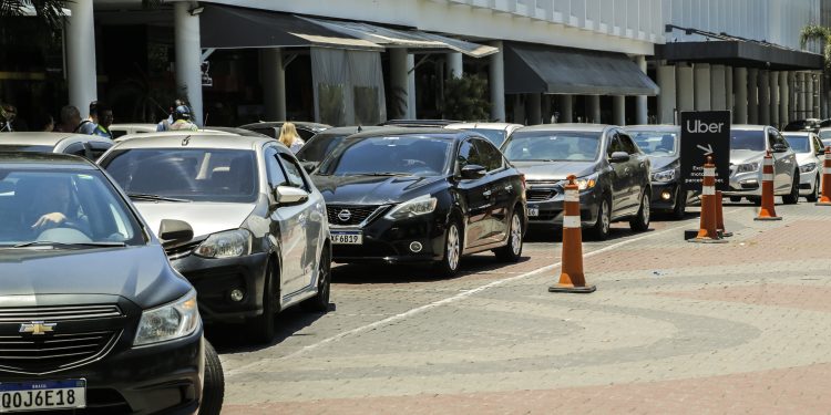 Governo amplia prazo de pagamento de empréstimo para compra de carro por taxistas e motoristas de aplicativo