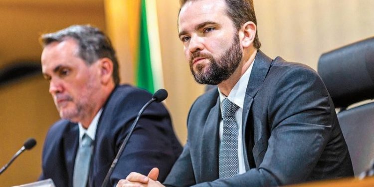 Governo apresenta Orçamento de 2027 com salário mínimo de R$ 1.741 e aporte de R$ 6 bi nos Correios