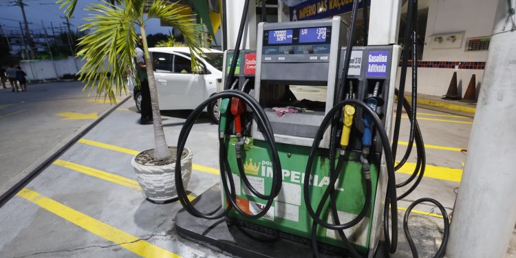 Governo avalia prorrogar por um mês subsídio para gasolina
