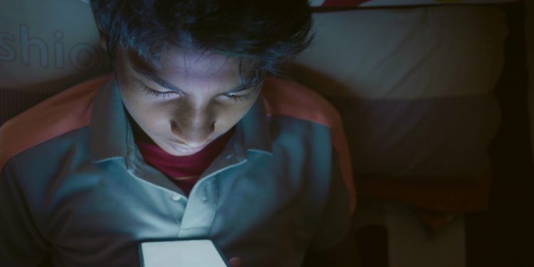 Governo da Nova Zelândia apresenta projeto para proibir uso de redes sociais por menores de 16 anos