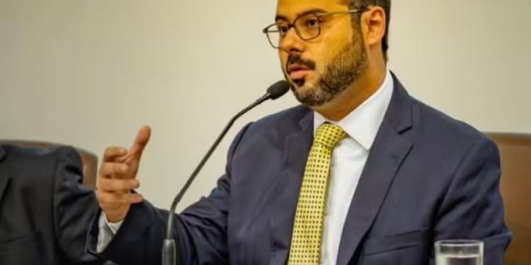 Governo vai começar a contatar MEIs diretamente sobre oportunidades no Contrata+Brasil, diz ministro