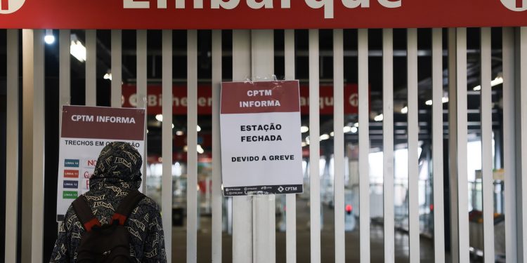 Greve de trens em SP: Passageiros enfrentaram desinformação, atraso, e ônibus de transferência perdidos