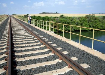 Guerras e eleição no Brasil elevam cautela para investimentos em infraestrutura; país precisa de mais de R$ 500 bilhões anuais para o setor