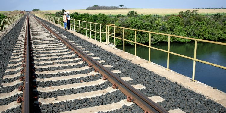 Guerras e eleição no Brasil elevam cautela para investimentos em infraestrutura; país precisa de mais de R$ 500 bilhões anuais para o setor