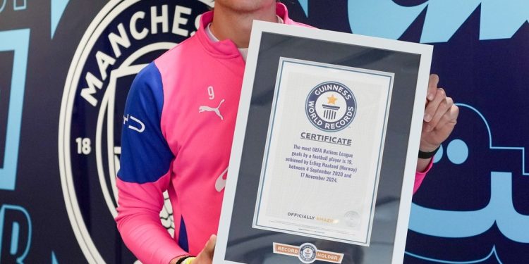 Haaland recebe certificado do Guinness por quatro recordes que alcançou no futebol; veja quais são