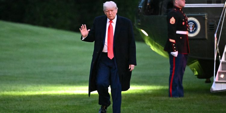 Helicóptero de Trump passou a pouco mais de um quilômetro de aeronave comercial em Washington