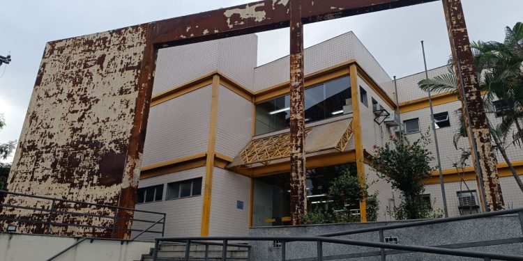 Homem é encontrado morto dentro de escola em Niterói; Polícia Civil investiga as circunstâncias da morte