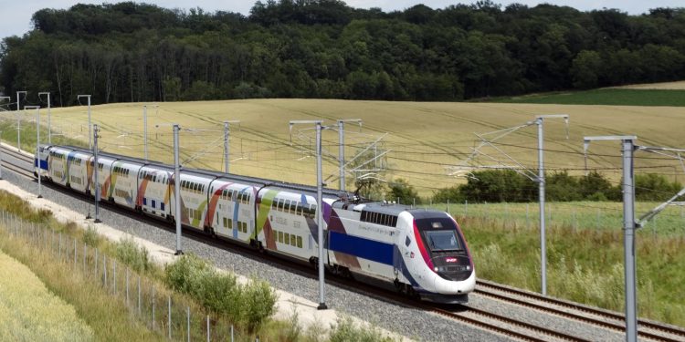 Homem é preso após passageiros o terem visto criar vídeos explícitos e perturbadores de crianças com IA em trem na França