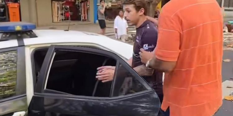 Homem é preso com carro roubado e clonado em Copacabana