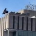 Homem escala ponte dos EUA, pendura bandeiras e salta nu em rio diante de turistas; vídeo