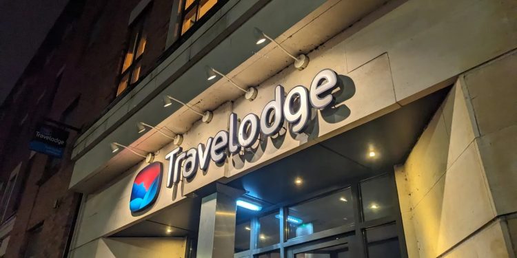Homem mente para recepção de hotel, consegue chave do quarto da ex e a agride em Londres
