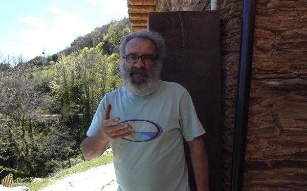 Homem que vive sozinho há 12 anos em vila abandonada na Espanha diz ter encontrado a felicidade: 'É uma solidão querida'; vídeo