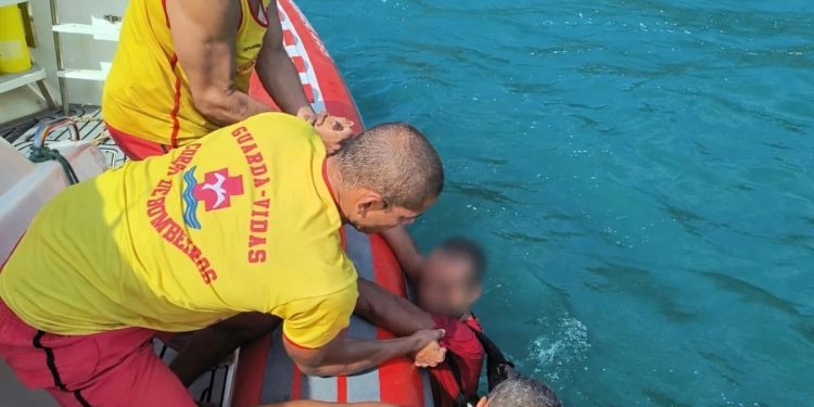 Homem tenta fugir pelo mar após furtar carnes em Ilhabela, e é resgatado pelos bombeiros