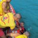 Homem tenta fugir pelo mar após furtar carnes em Ilhabela, e é resgatado pelos bombeiros