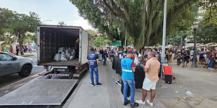 Homem tenta furtar mercadorias apreendidas durante operação na Feira da Glória e acaba detido