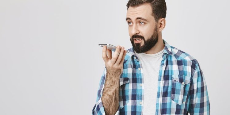 Homens com voz grave são mais atraentes? Veja os exercícios que eles estão fazendo nas trends para alterar o tom da fala