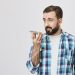 Homens com voz grave são mais atraentes? Veja os exercícios que eles estão fazendo nas trends para alterar o tom da fala