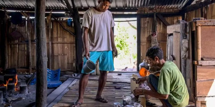 Homens e mulheres ainda vivem como escravos por herança em ilha da Indonésia; entenda