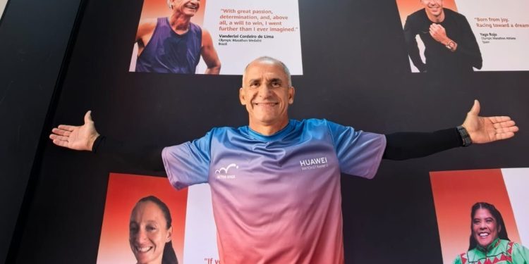 Huawei comemora um ano de loja com Vanderlei Cordeiro