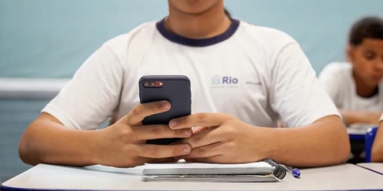IA já é usada por 70% dos alunos do Ensino Médio, mas só 33% aprenderam a identificar erros da tecnologia