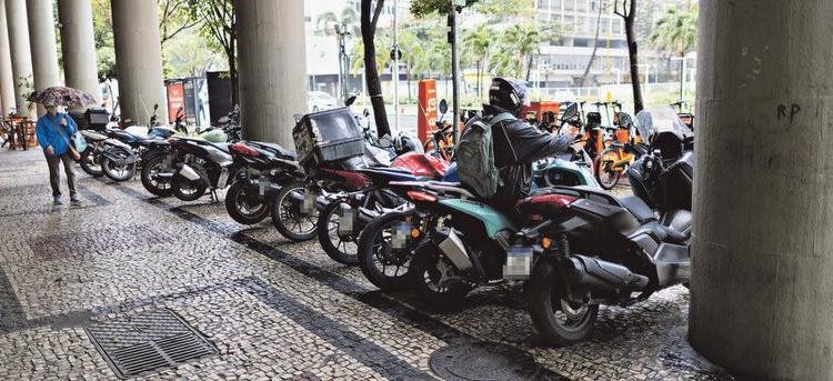 Ilegal, e daí? Com frota que não para de crescer, motos transformam calçadas em estacionamento e disputam espaço com pedestres