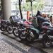 Ilegal, e daí? Com frota que não para de crescer, motos transformam calçadas em estacionamento e disputam espaço com pedestres