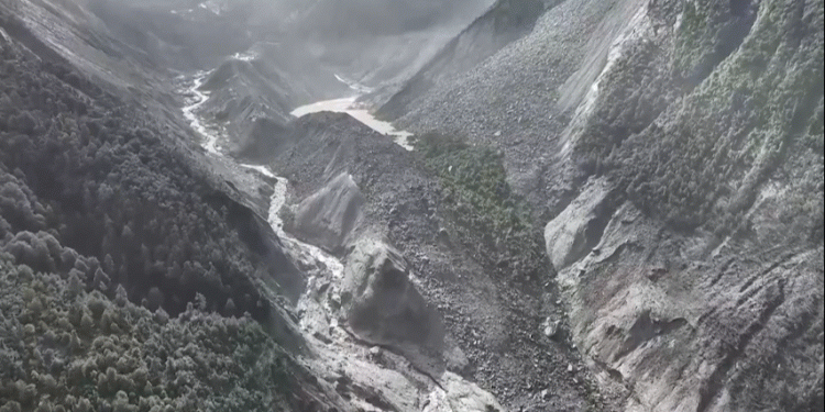 Imagens aéreas mostram destruição provocada por 'avalanche' de lama no Nepal