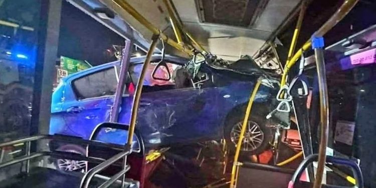 Imagens mostram momento em que carro 'voa' e fica preso dentro de ônibus em acidente na Austrália